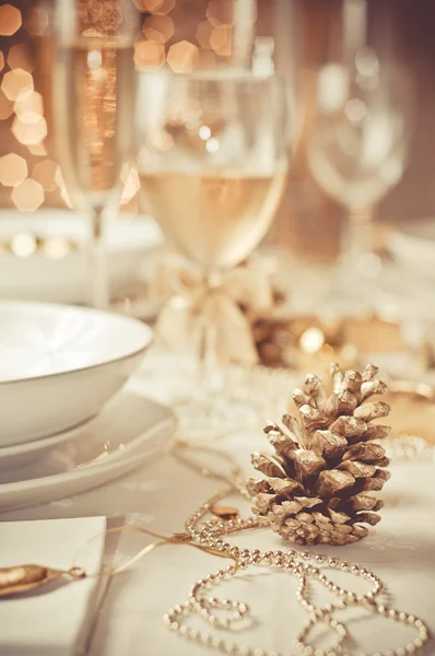 Krásné zlaté prostírání na Vánoce — Stock fotografie