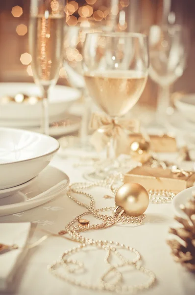Krásné zlaté prostírání na Vánoce — Stock fotografie