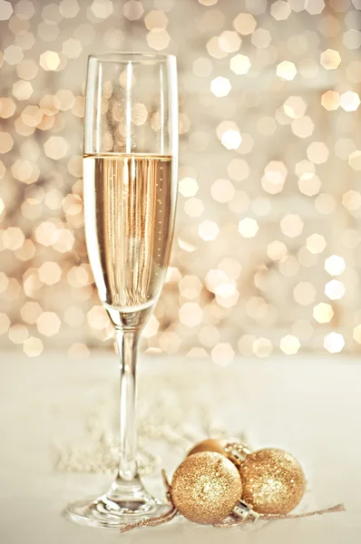 Champagne i glaset på bakgrunden bokeh — Stockfoto
