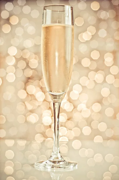 Champagne dans le verre sur le fond bokeh — Photo