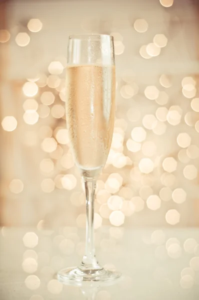 Champanhe no copo no fundo bokeh — Fotografia de Stock