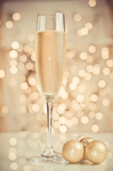Glas Champagner vor goldenem Hintergrund — Stockfoto