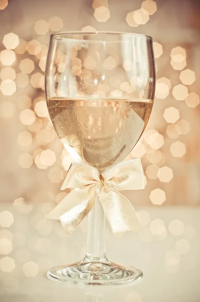 Kieliszek szampana na złotym tle — Zdjęcie stockowe