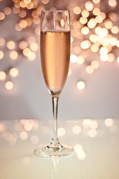 Бокал шампанского на золотом фоне — стоковое фото
