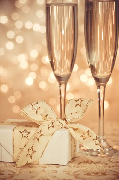 Champagne nel bicchiere sullo sfondo bokeh — Foto Stock