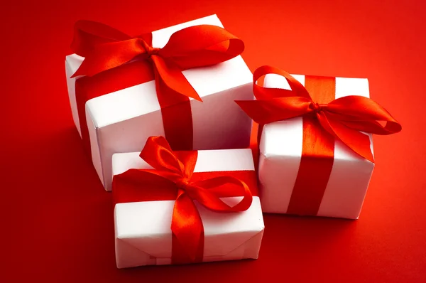 Kleine Weiße Geschenkboxen Mit Rotem Band Auf Rotem Hintergrund Verwendung — Stockfoto