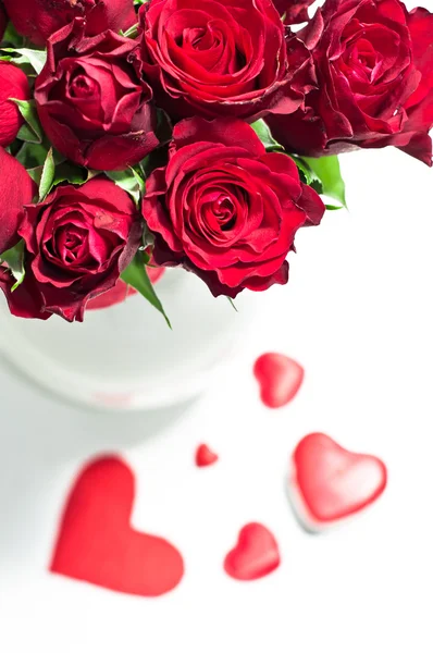 Τριαντάφυλλα και κόκκινες καρδιές — Φωτογραφία Αρχείου