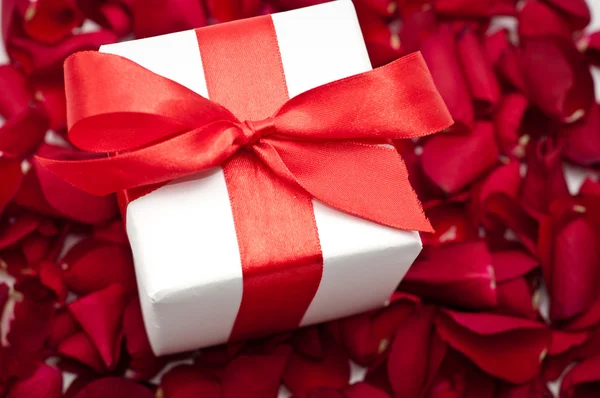 Caja de regalo blanca con cinta roja —  Fotos de Stock