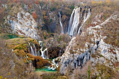 Plitvice Gölleri Milli Parkı, Hırvatistan. parlak renkler sonbahar manzarası