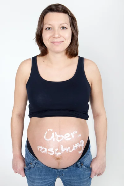 Zwangere Vrouw Met Het Duitse Woord Überrauschung Haar Baby Buik — Stockfoto