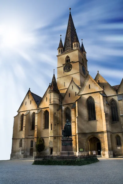 Kilise güçlü bir ışık altında