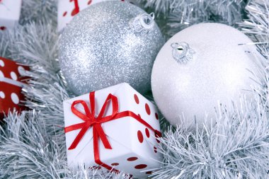 Noel baubles ve hediyeler