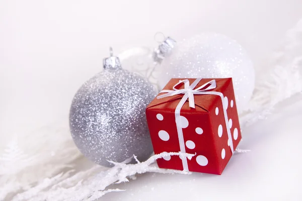 Boże Narodzenie bombki i prezenty — Zdjęcie stockowe