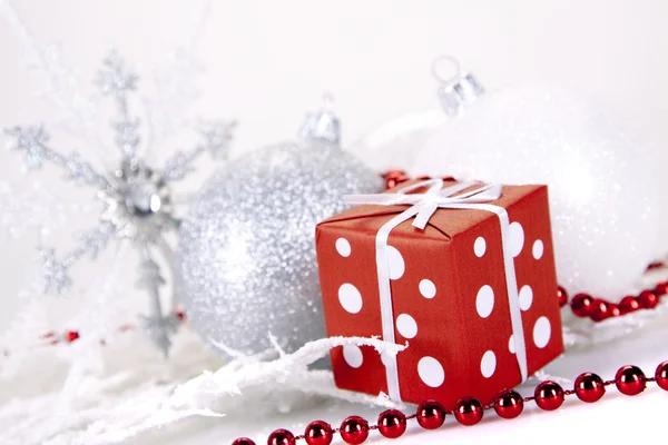 Baubles y regalos de Navidad — Foto de Stock