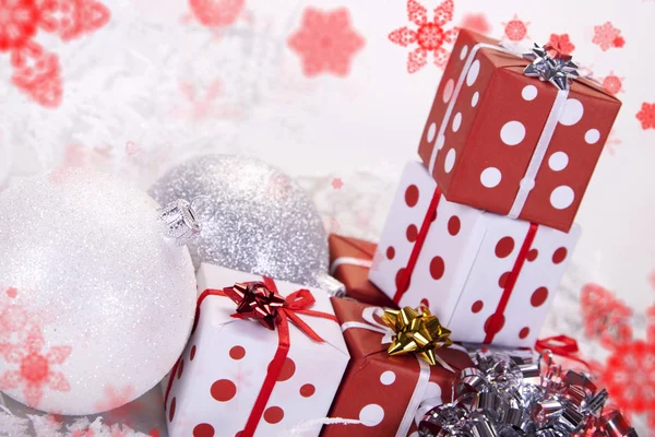 Noel baubles ve hediyeler — Stok fotoğraf