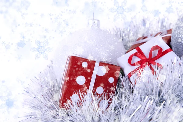 Karácsonyi baubles és ajándékok — Stock Fotó