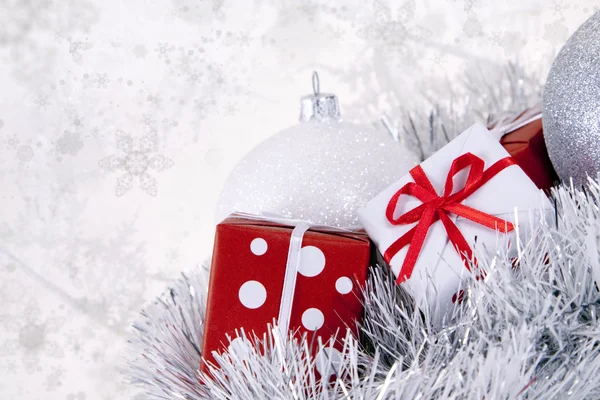Julgranskulor och presenterar — Stockfoto