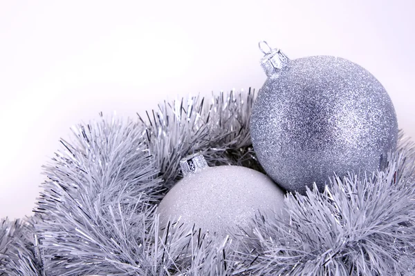 Christbaumkugeln und Geschenke — Stockfoto