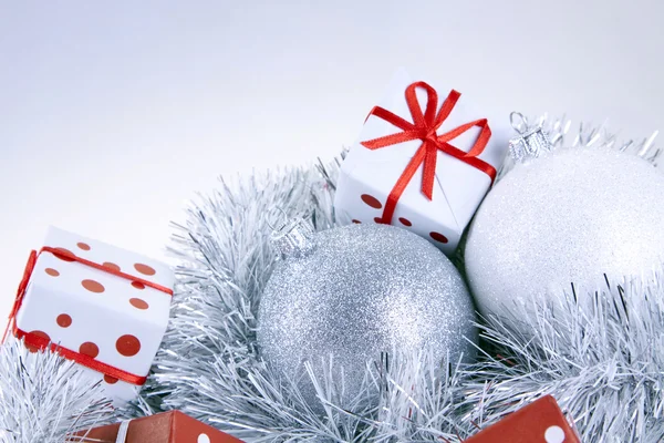 Vánoční ozdoby a dárky — Stock fotografie