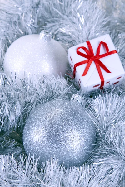 Baubles de Natal e presentes — Fotografia de Stock