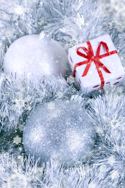 Balle di Natale e regali — Foto Stock