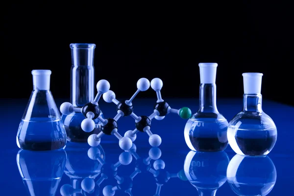 Kemisk utrustning och molekyler — Stockfoto