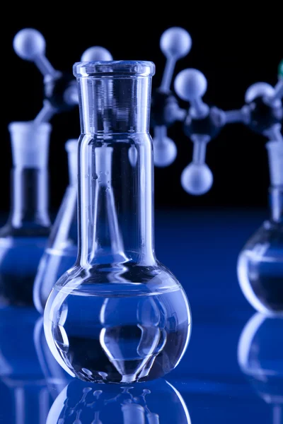 Laboratoriumglaswerk in blauw — Stockfoto