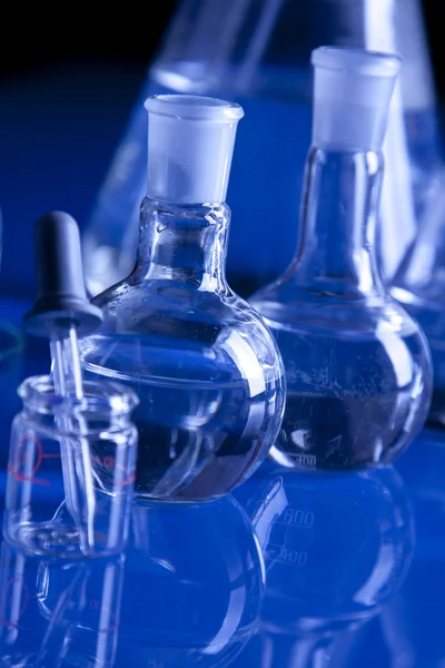 Φαρμακευτικός Και Εργαστηριακός Εξοπλισμός Στο Μπλε Γυαλί — Φωτογραφία Αρχείου