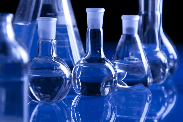 Лабораторное стекло в синем — стоковое фото