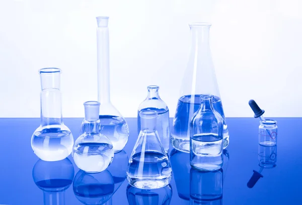 青いガラス実験用ガラス器具 — ストック写真