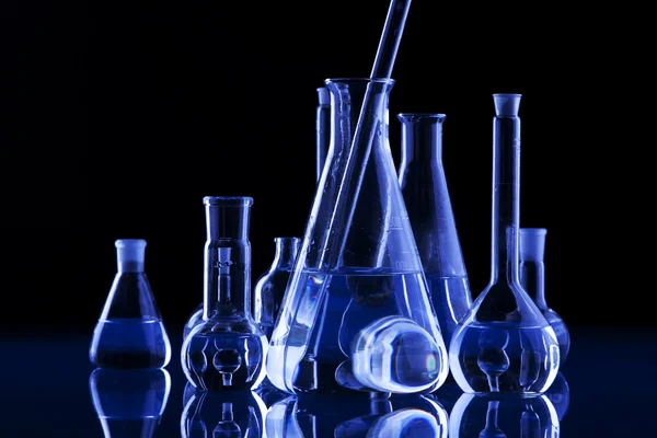 Посуд лабораторний в синіх тонах — стокове фото