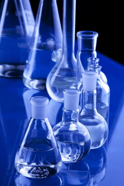 Verrerie de laboratoire en bleu — Photo