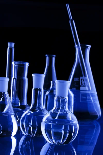 Φαρμακευτικός και εργαστηριακός εξοπλισμός με μπλε χρώμα — Φωτογραφία Αρχείου