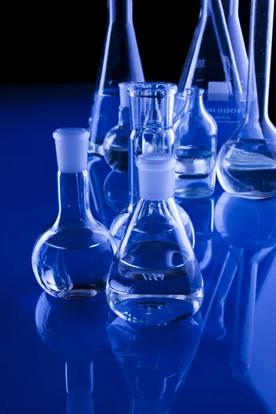Vidrio de laboratorio en azul —  Fotos de Stock
