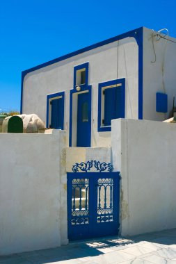 Santorini'de mavi pencere ile güzel bir beyaz ev