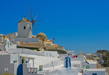 oia, santorini, yel değirmeni ile renkli eski sokak