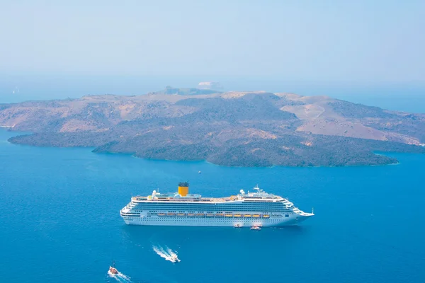 Crucero contra isla volcánica en Santorini — Foto de Stock