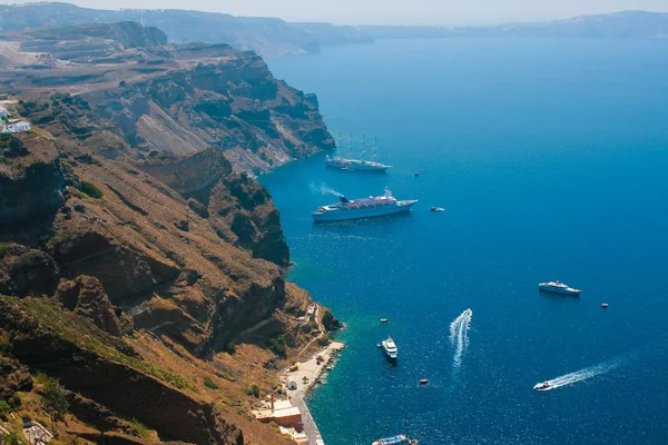 Harbor in Santorini with cruise ships — Stock Photo, Image