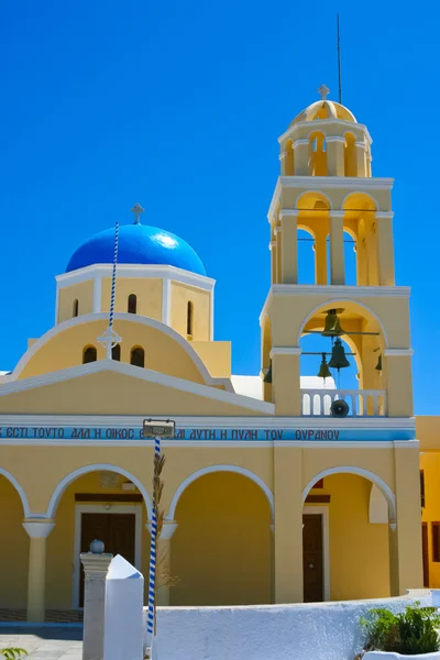 Желтая церковь Санторини — стоковое фото