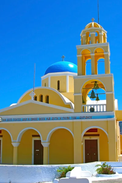 Желтая церковь Санторини — стоковое фото