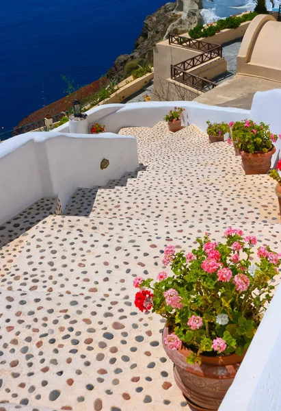 Hermosos pasos y mar azul en Santorini —  Fotos de Stock