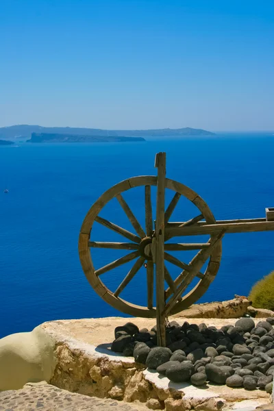 Roda de madeira em Santorini — Fotografia de Stock