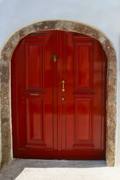 Красная дверь на улице в Санторини — стоковое фото