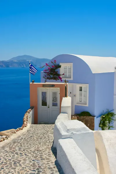 Hermosa casa azul con ventanas blancas en Santorini — Foto de Stock