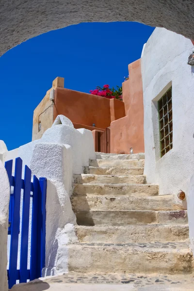 Beautiful blue sky and old staircase in Santorini — Stock Photo, Image