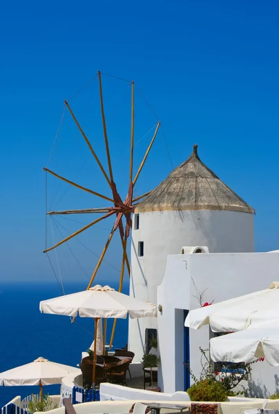 Beroemde windmolen in oia, santorini — Stockfoto
