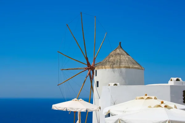 Hermoso molino de viento Oia — Foto de Stock