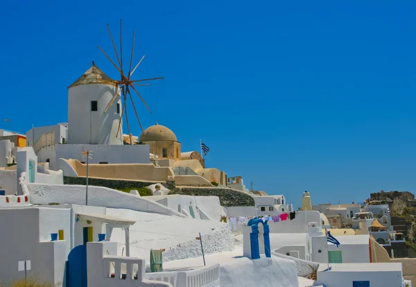 Colorful old street with windmill in Oia, Santorini — Stock Photo, Image