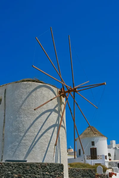 Famoso molino de viento en Oia, Santorini — Foto de Stock