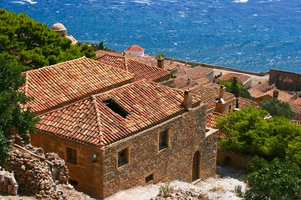 Dom i czerwony dach monevasia, Grecja — Zdjęcie stockowe